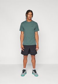 Nike Performance HYVERSE - T-shirt desportiva - vintage green/black