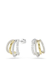 Brincos em ouro e prata em forma de argola adornados com acentos semelhantes a diamantes; apresentam anéis entrelaçados em um design espiral, exibindo texturas metálicas mistas.