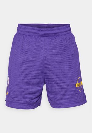 Lilla basketballshorts laget av pustende mesh-stoff. Inkluderer et brodert logo og tekst "LAKERS" i gult. Elastisk midjebånd.