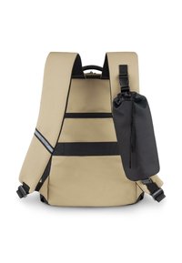 Beiger Rucksack mit schwarzen Akzenten, verstärkten Gurten, strukturiertem Stoff und einer Seitentasche. Verfügt über verstellbare Gurte und einen oberen Griff.