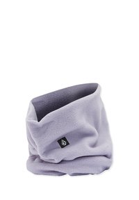 Cuello polar púrpura con una textura suave, que presenta un diseño plegado y un pequeño parche de logo negro en un lado.
