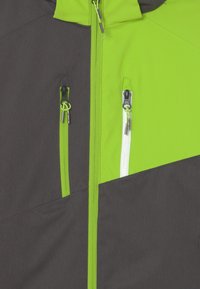Grau und leuchtend grüne Jacke mit einem Reißverschluss vorne und zwei Seitentaschen. Der Stoff hat eine strukturierte Oberfläche und weist kontrastierende Nahtlinien auf.