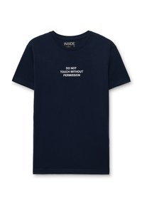 Camiseta de algodón azul marino con manga corta y cuello redondo. En el centro, texto blanco que dice "NO TOCAR SIN PERMISO". Corte estándar.