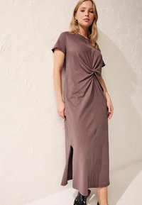Next TWIST-REGULAR FIT - Jerseyklänning - mauve purple