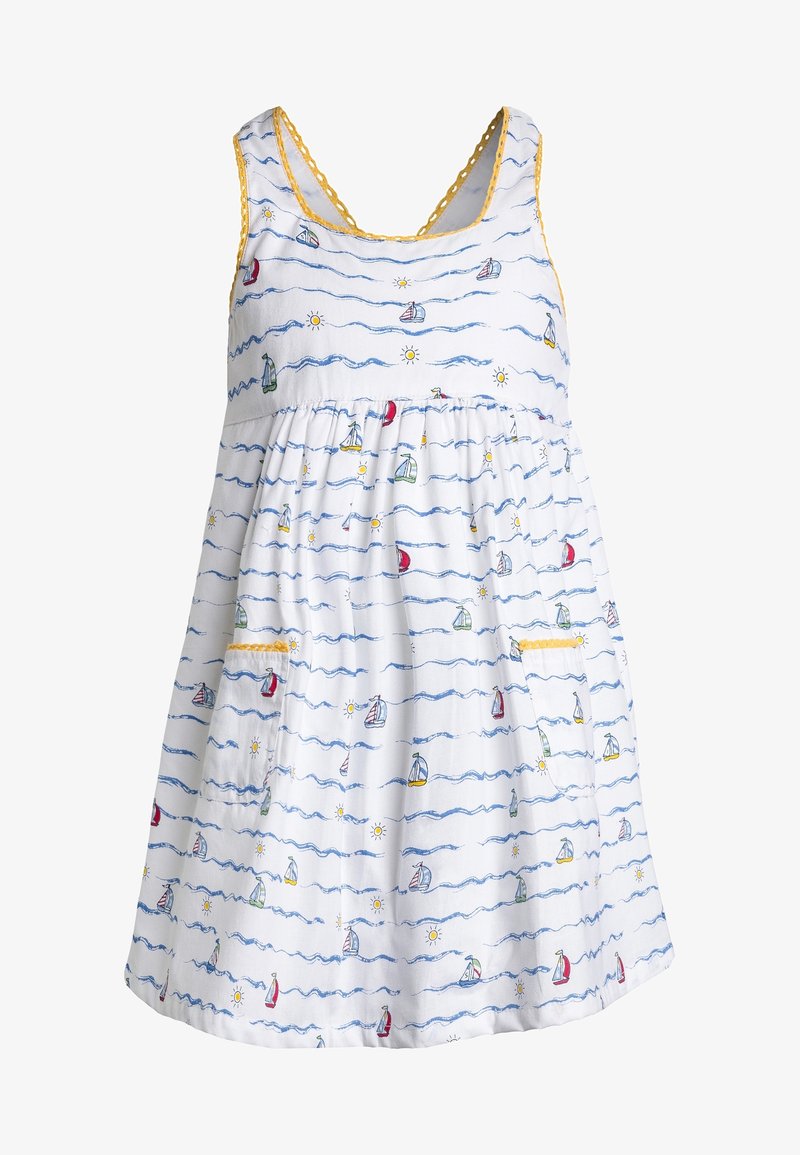 Vestido sin mangas blanco con un estampado de barco y sol, que presenta líneas onduladas azules, cintura fruncida y un bolsillo con ribete amarillo en el lado.
