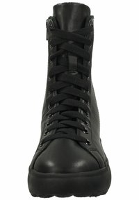 Sort læder høj-top sneakers med rund tå, metalliske snørehuller og flade sorte snørebånd. Tekstrueret sidepanel og gummisål.