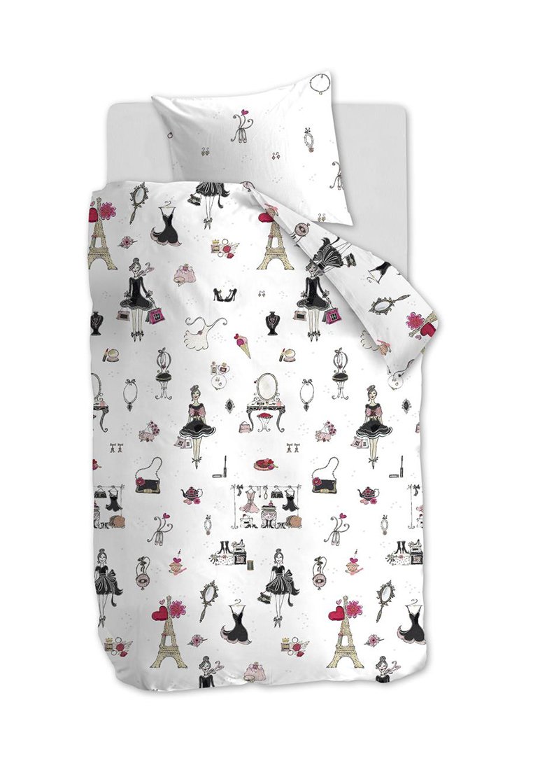 Bettwäsche-Set mit weißem Hintergrund und bunten Illustrationen von Modeartikeln, dem Eiffelturm und verschiedenen Accessoires. Weiche Stofftextur.