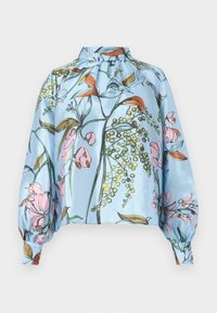 Blusa azzurra a maniche lunghe con colletto alto, stampa floreale nei colori rosa, giallo, arancione e verde, e polsini con bottoni.