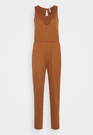 Macacão castanho sem mangas, com um decote texturizado em formato de concha, cintura elástica e pernas retas, apresentando um detalhe de abertura nas costas.