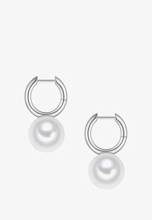 Pendientes de aro de plata con una gran perla blanca suspendida del aro, textura suave y acabado pulido.