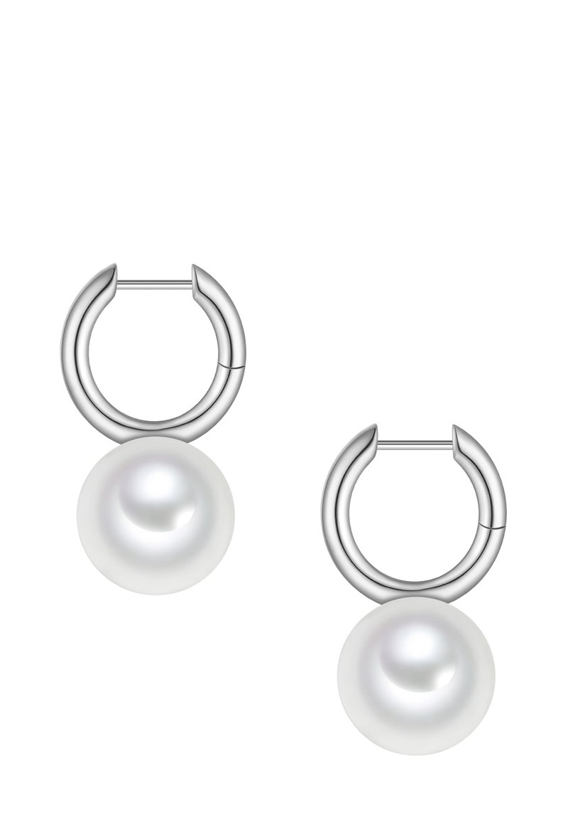 Orecchini a cerchio in argento con una grande perla bianca sospesa dal cerchio, superficie liscia e finitura lucida.