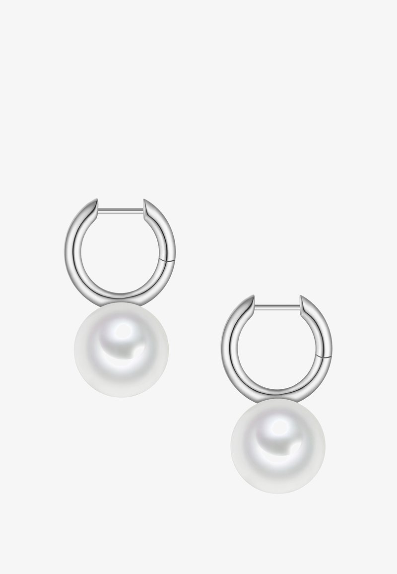 Orecchini a cerchio in argento con una grande perla bianca sospesa dal cerchio, superficie liscia e finitura lucida.