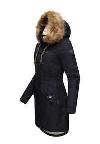 Svart parka-jacka med fuskpäls huva, elastisk midja och sidofickor. Har dragsko och ett mjukt innerfoder.