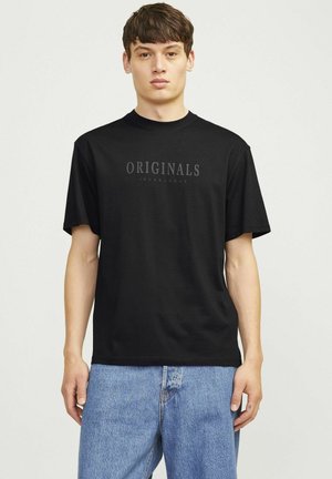Sort kortærmet T-shirt med ordet "ORIGINALS" i mørkegrå tryk på fronten; bomuldsstof med en afslappet pasform.