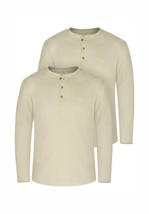 Zwei langärmlige, beigefarbene Henley-Shirts aus weichem Stoff, mit Rundhalsausschnitt, einer Knopfleiste mit vier Knöpfen und dezenten Logodetails.