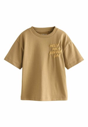 Khaki pamut póló rövid ujjakkal, környakkal és a mellrészen dombornyomott szöveggel, amelyen "HELLO HOLA BONJOUR CIAO" olvasható.