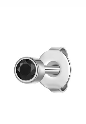 Piatra prețioasă neagră, cu fațete, montată pe un suport de metal argintat, de formă rotundă, cu finisaj neted, având o bază circulară cu un design mic tăiat.