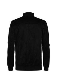 Jachetă din suede negru cu guler înalt, manșete și tiv ribbate. Prezintă cusături minime și o textură netedă, concepută pentru un aspect aerodinamic.