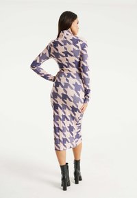 Liquorish OVERSCALE HOUNDSTOOTH WITH HIGH NECK - Shift dress - pink