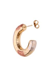 Náušnice ve tvaru kruhu v zlatém odstínu s texturovaným designem, zdobené růžovými a bílými akcenty. Obsahuje šroubovací uzávěr. Zakřivený tvar C.