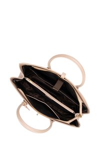 Bolso de mano de cuero beige con dobles asas, cierre con cremallera y forro de tela negra. Cuenta con bolsillos interiores y un diseño elegante y estructurado.