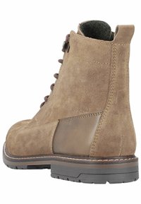 Brune mockaskinds ankelstøvle med struktureret overflade, brune snørebånd og forstærket hæl. Sidepanel i glat brunt læder. Gummisål.