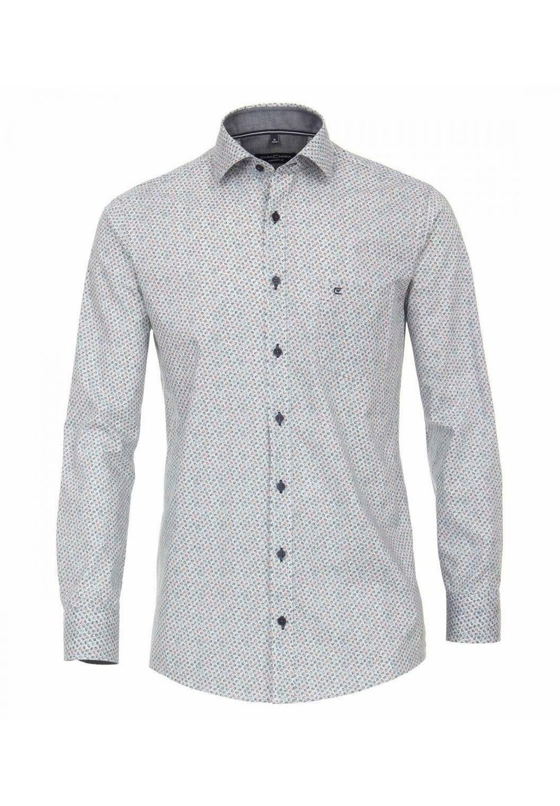 Vit långärmad skjorta med knappar, prydd med små blåa och röda geometriska mönster och mörka knappar. Den har en spridd krage och åtsittande manschetter.