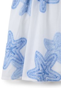 Weißes Kleid mit blauen gestickten Seesternmustern. Aus leichtem Stoff mit weicher Textur gefertigt, mit aufwendigen Stickdetails.