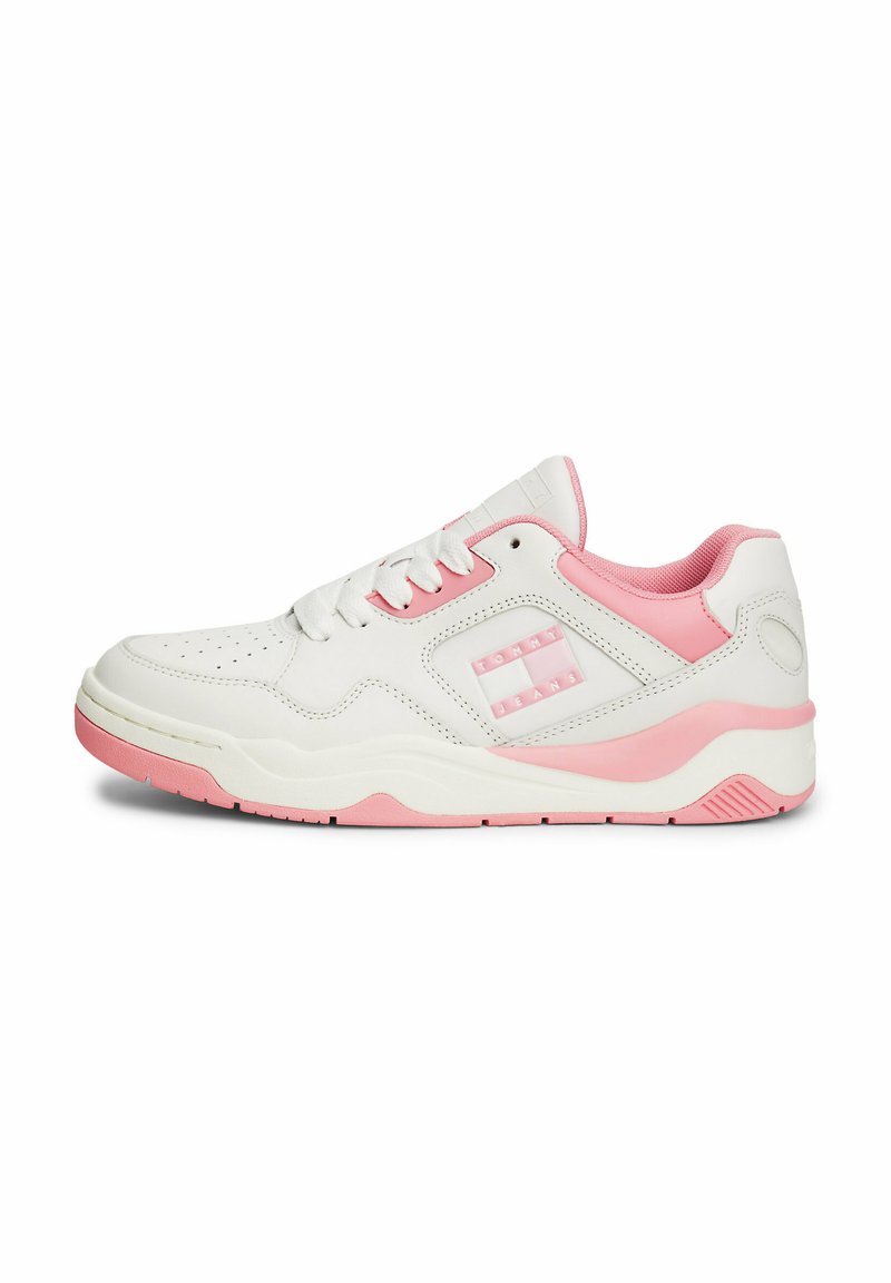 Sneaker bianco in pelle con accenti rosa, including un collare imbottito e pannello laterale. Presenta una punta perforata e una suola in gomma testurizzata.