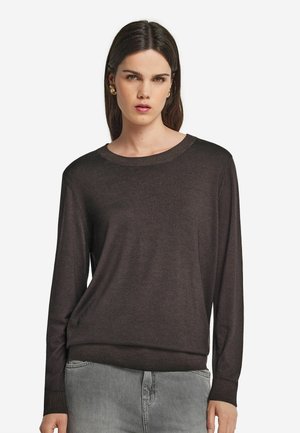 Dunkelbrauner Langarmpullover mit Rundhalsausschnitt und gerippten Akzenten an den Bündchen und dem Saum, aus einem weichen, glatten Material gefertigt.