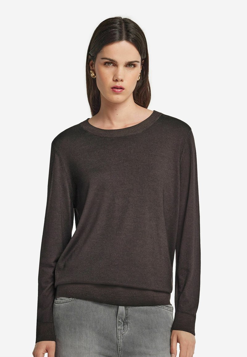 Mörkbrun långärmad tröja med rund halsringning och ribbade detaljer vid ärmsluten och nederkant, tillverkad av ett mjukt och smooth material.