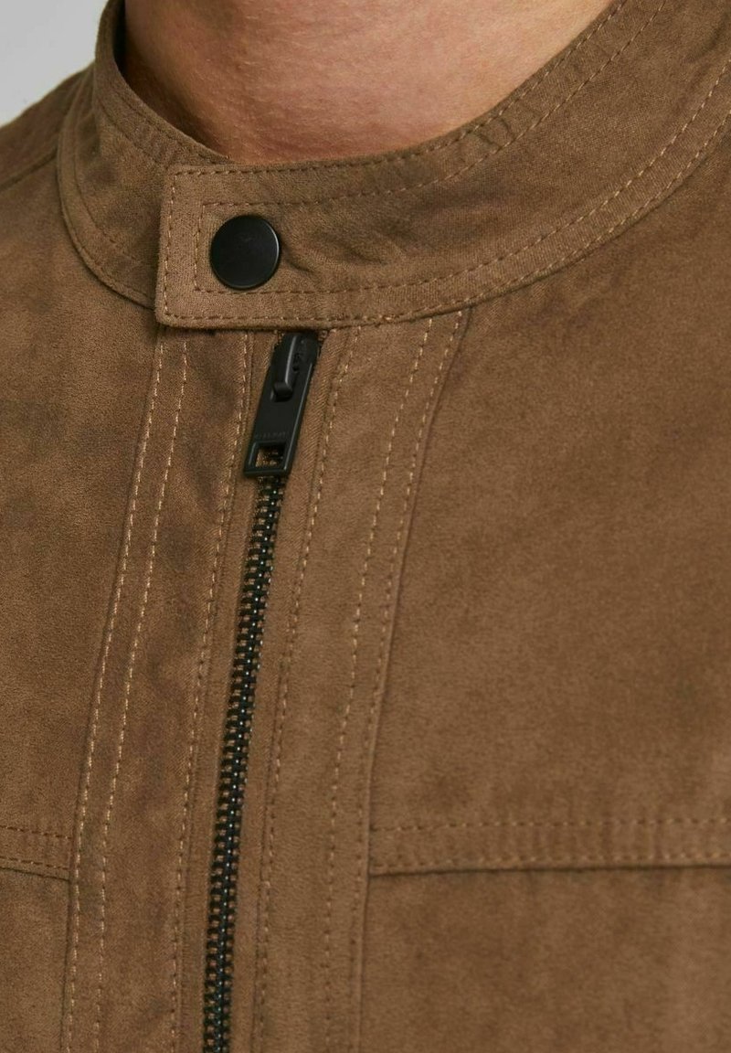 Herren Leichte Jacken | Jack & Jones JJEWARNER NOOS Kunstlederjacke cognac/beige - FI07077 Herren Leichte Jacken | Jack & Jones JJEWARNER NOOS Kunstlederjacke cognac/beige - FI07077