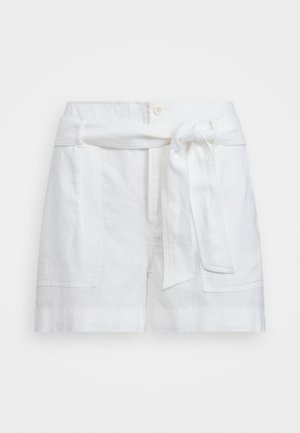 Shorts en lin blanc avec une ceinture, présentant une coupe droite, deux poches avant et une texture lisse. Subtils accents de couture à l'ourlet.