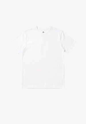 Prosty biały T-shirt z krótkim rękawem i okrągłym dekoltem, rozłożony na płasko, bez widocznych wzorów lub zdobień na białym tle.