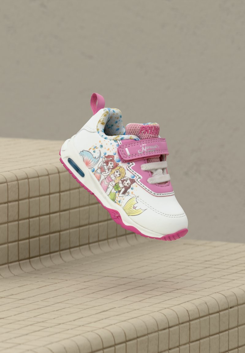 Hvit og rosa barne sneakers med havfrue grafikk, borrelås, snøring og rosa hælsløyfe, plassert over beige flislagte trinn.