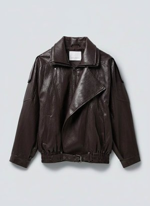 Σκούρο καφέ δερμάτινο μπουφάν τύπου bomber με φαρδιά γιακά, ασύμμετρο μπροστινό φερμουάρ, πλαϊνές τσέπες και ρυθμιζόμενη ζώνη στο ελαστικό τελείωμα.