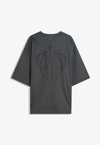 Rövid ujjú, sötétszürke hálós póló, diszkrét logó mintával, kerek nyakkal és laza szabással. Texturált anyag, amely légáteresztő.