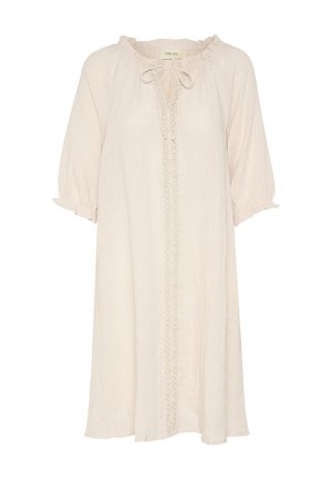 Svetlo béžové šaty, voľného strihu, s okrúhlym výstrihom a viazaním. Obsahujú krátke puffové rukávy a vertikálne čipkované detaily na prednej strane.