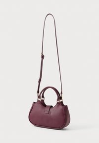 Bordeaux värvi käekott kahe käepidemega, reguleeritava õlavööga, tekstuurse kunstnahaga, kuldsete aksessuaaridega ning ümarate joontega.