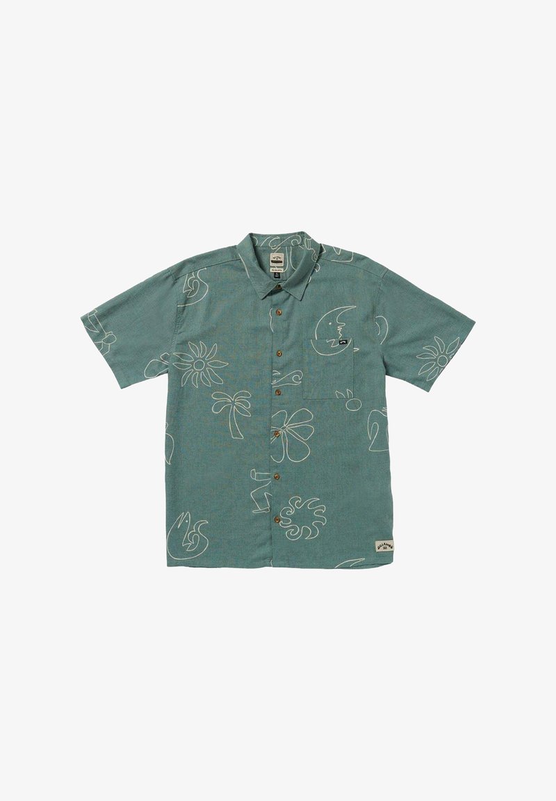 Koszula z krótkim rękawem w zielononiebieskim kolorze, z białymi abstrakcyjnymi wzorami, kieszenią na piersi i brązowymi guzikami.