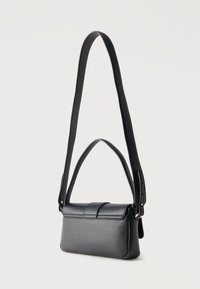 Μαύρο σακίδιο ώμου από υφή δέρματος με καπάκι κλεισίματος, διπλούς ιμάντες—έναν κοντό και έναν μακρύ ρυθμιζόμενο ιμάντα, πάνω σε απλό φόντο.