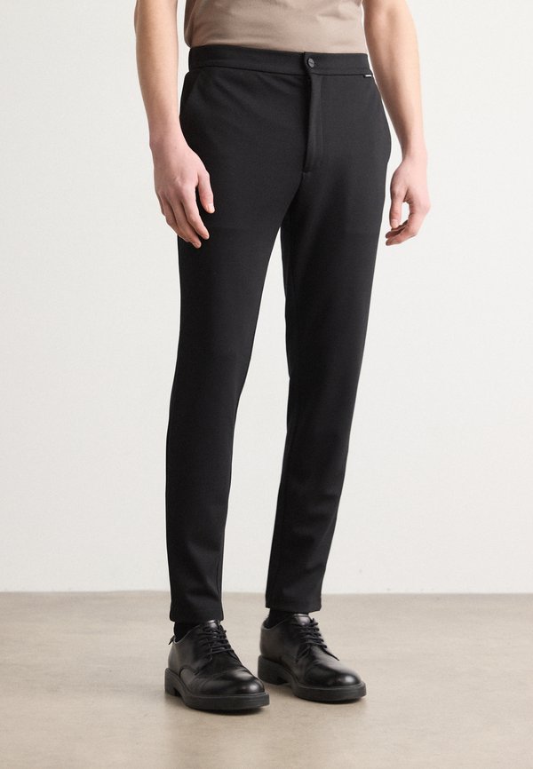 COMFORT TAPERED - Chinos