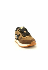 Bruine sneaker met zwarte accenten, met een gestructureerde bovenkant van suede en leer, een gewatteerde kraag en een rubberen loopzool met een gemêleerd profiel.