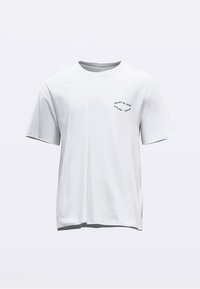 T-shirt en coton blanc à manches courtes, col rond, avec un texte noir : « PEACE OF MIND NATURE SCENE » sur la poitrine.