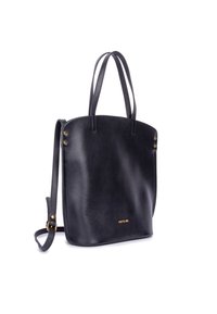 Czarna skórzana torba typu tote o gładkiej fakturze, zaokrąglonym górnym brzegu, dwoma uchwytami oraz odpinanym paskiem; wyposażona w złote okucia i logo.