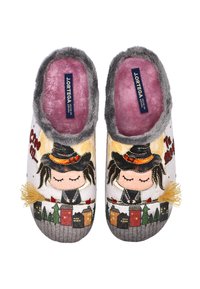 Par de pantuflas acogedoras con una bruja de dibujos animados que lleva un sombrero, volando en una escoba sobre casas coloridas, con ribete de piel gris.