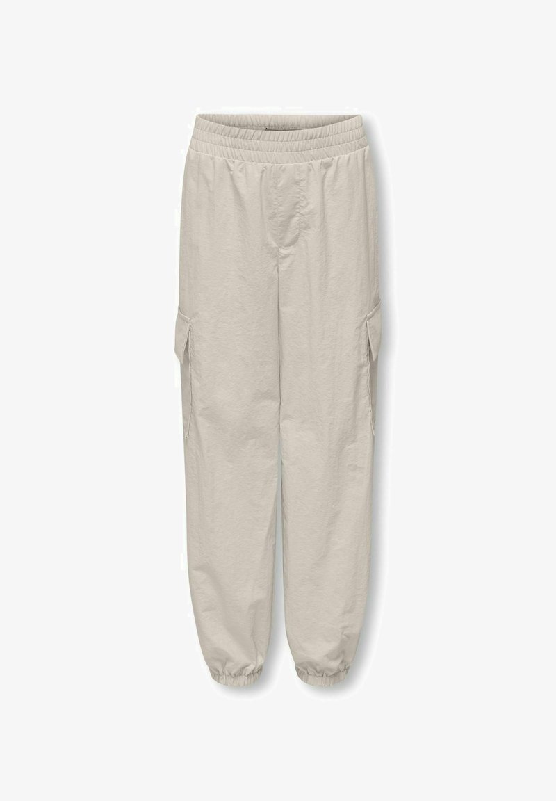 Svetlo bež cargo hlače z elastičnim pasom, stranskimi žepi in elastičnimi manšetami pri gležnjih; tkanina izgleda gubana in lahka.