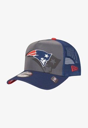 Cappellino da baseball con una parte frontale grigia, lati in rete blu e dettagli rossi. Logo del team ricamato sulla parte anteriore. Visiera curva con una finitura texture.