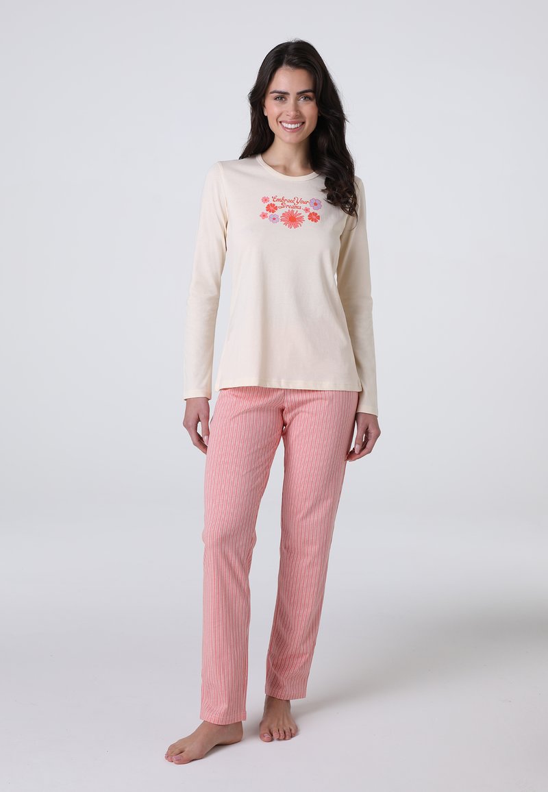 Maglietta leggera a maniche lunghe con ricamo floreale; abbinata a pantaloni da pigiama a righe rosa. Tessuto in cotone morbido con vestibilità rilassata.