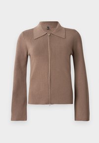 Cardigan marrone con zip, colletto, maniche lunghe, texture a coste e silhouette aderente. Design minimalista, senza marchi o pattern visibili.
